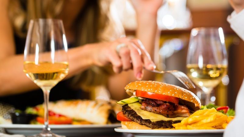 Spise ude eller hjemme?