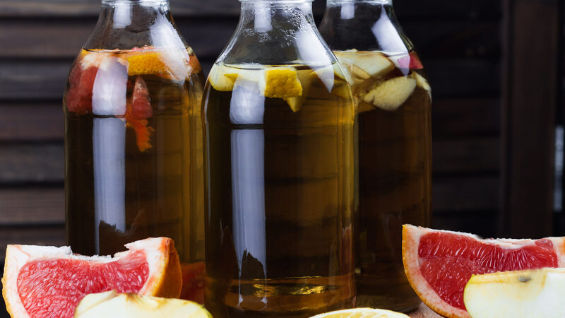 En smagsprøve på de sundhedsmæssige fordele ved økologisk kombucha, urtebrus og hybenbobler 